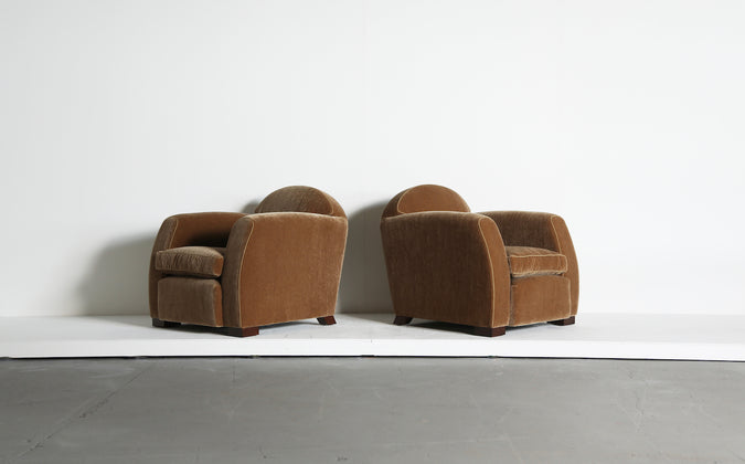 /products/pair-of-curved-arm-club-chairs-upholstered-in-pure-mohair