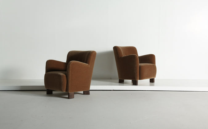 /products/elegant-pair-of-lounge-chairs-upholstered-in-golden-brown-pure-mohair