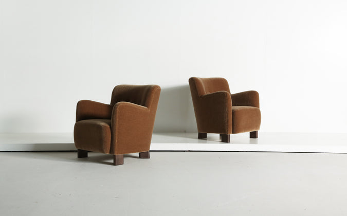 /products/elegant-pair-of-lounge-chairs-upholstered-in-golden-brown-pure-mohair