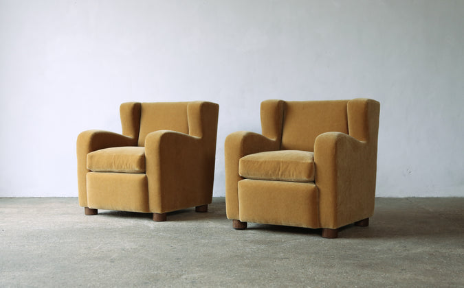 /products/exceptional-pair-of-arm-chairs-upholstered-in-pure-mohair