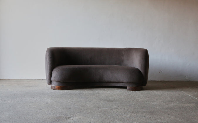 /products/1940s-curved-danish-cabinetmaker-banana-sofa-newly-upholstered-in-alpaca-1